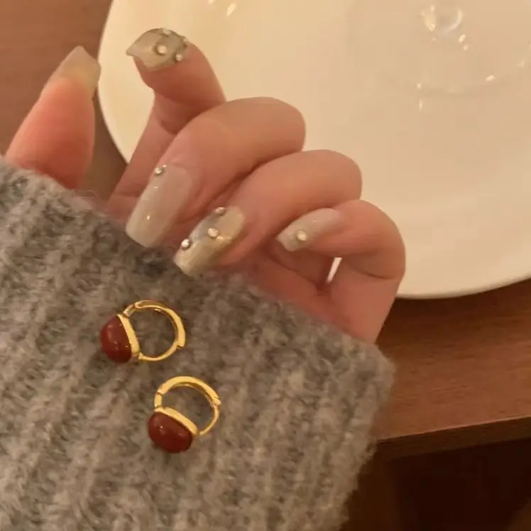 Tassel earrings appear slim and long, with zircon earrings and versatile ear lines