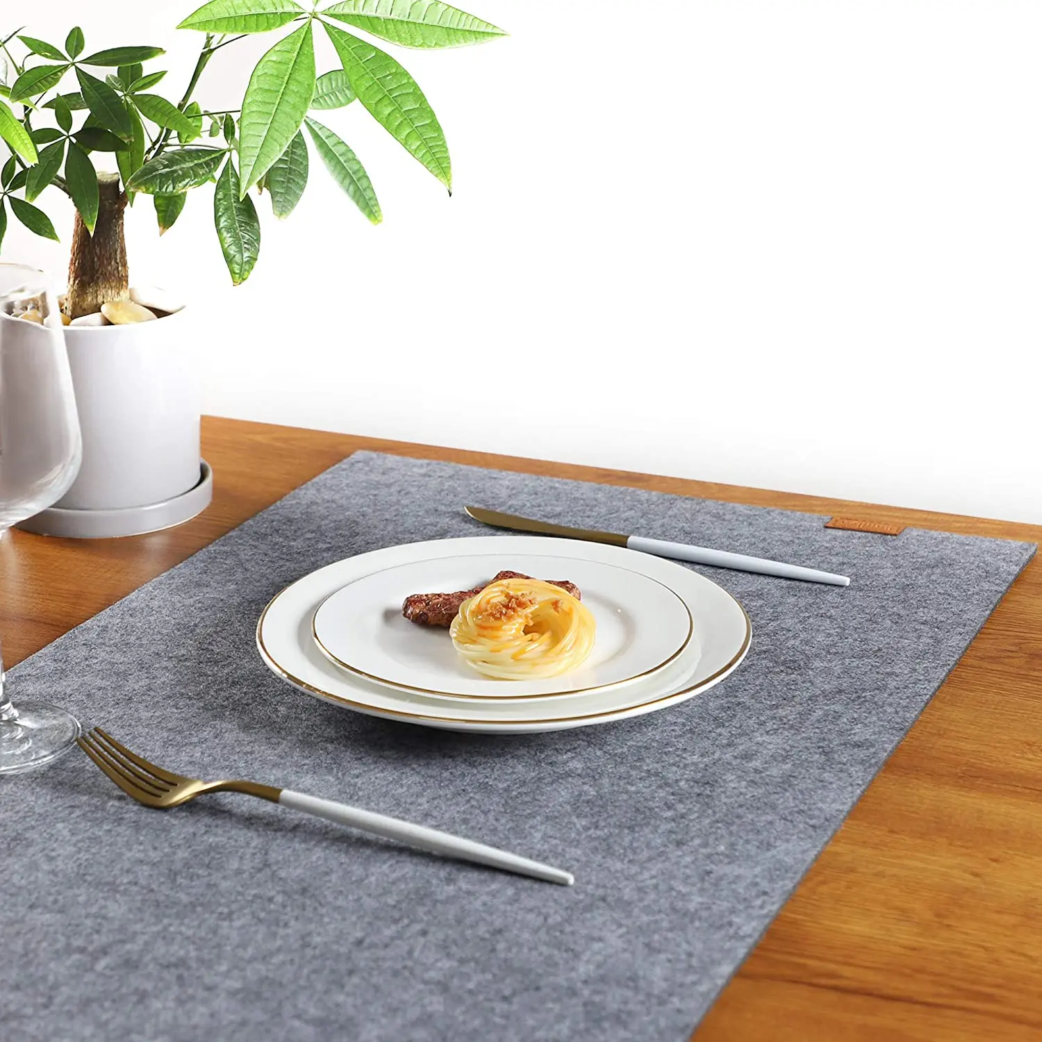 Customized Modern Red PU Logo Felt Wedding Table Runner Printed Cotton Woven and Knitted Techniques for Home Hotel Party Use