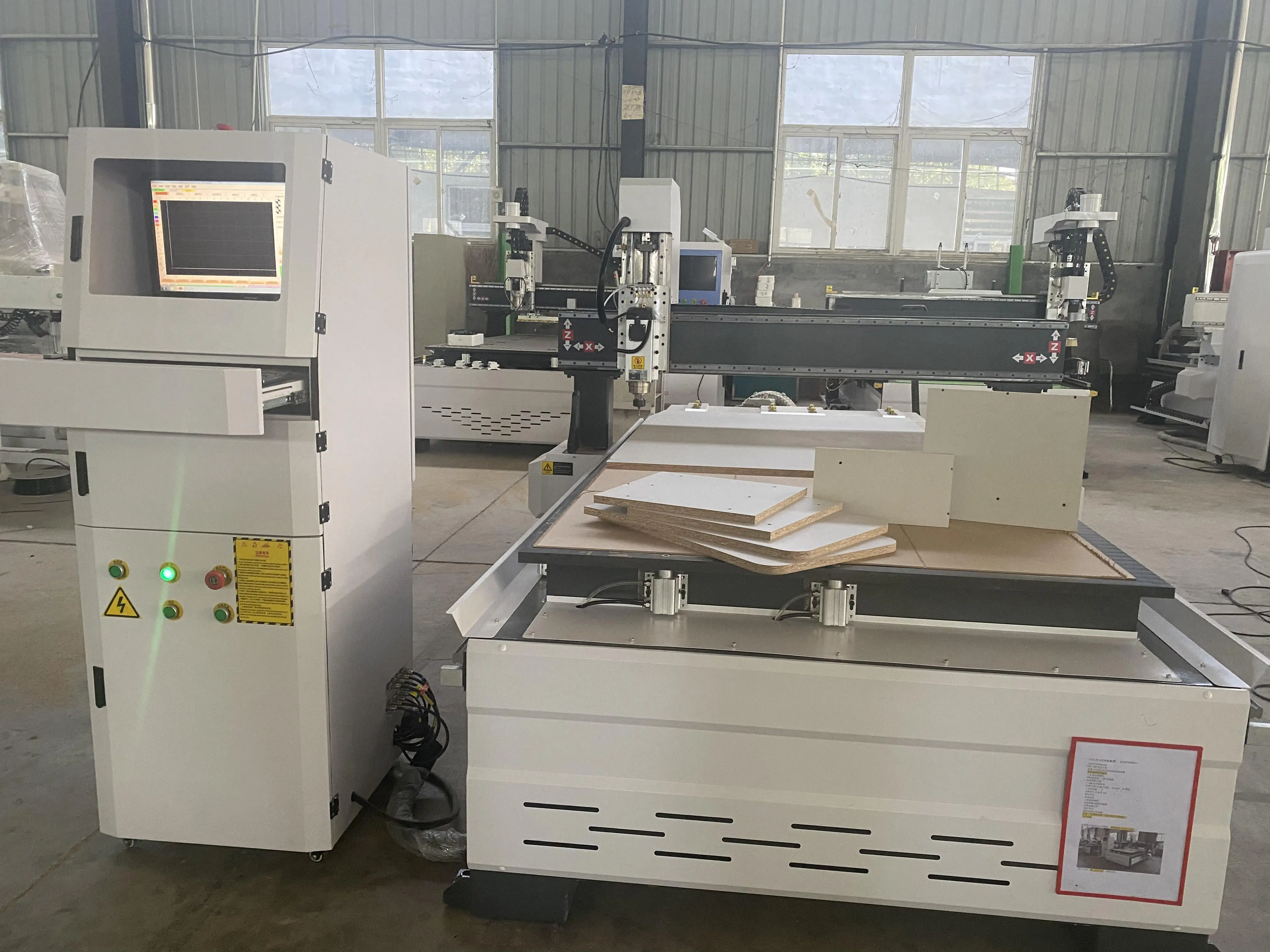 Professional 1300 * 2500mm three-axis CNC cutting machine for producing kitchen cabinets and furniture doors