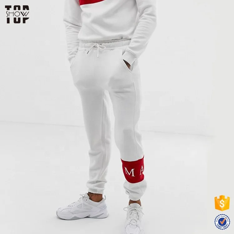 Спортивный костюм белого цвета с шелкографией от производителя