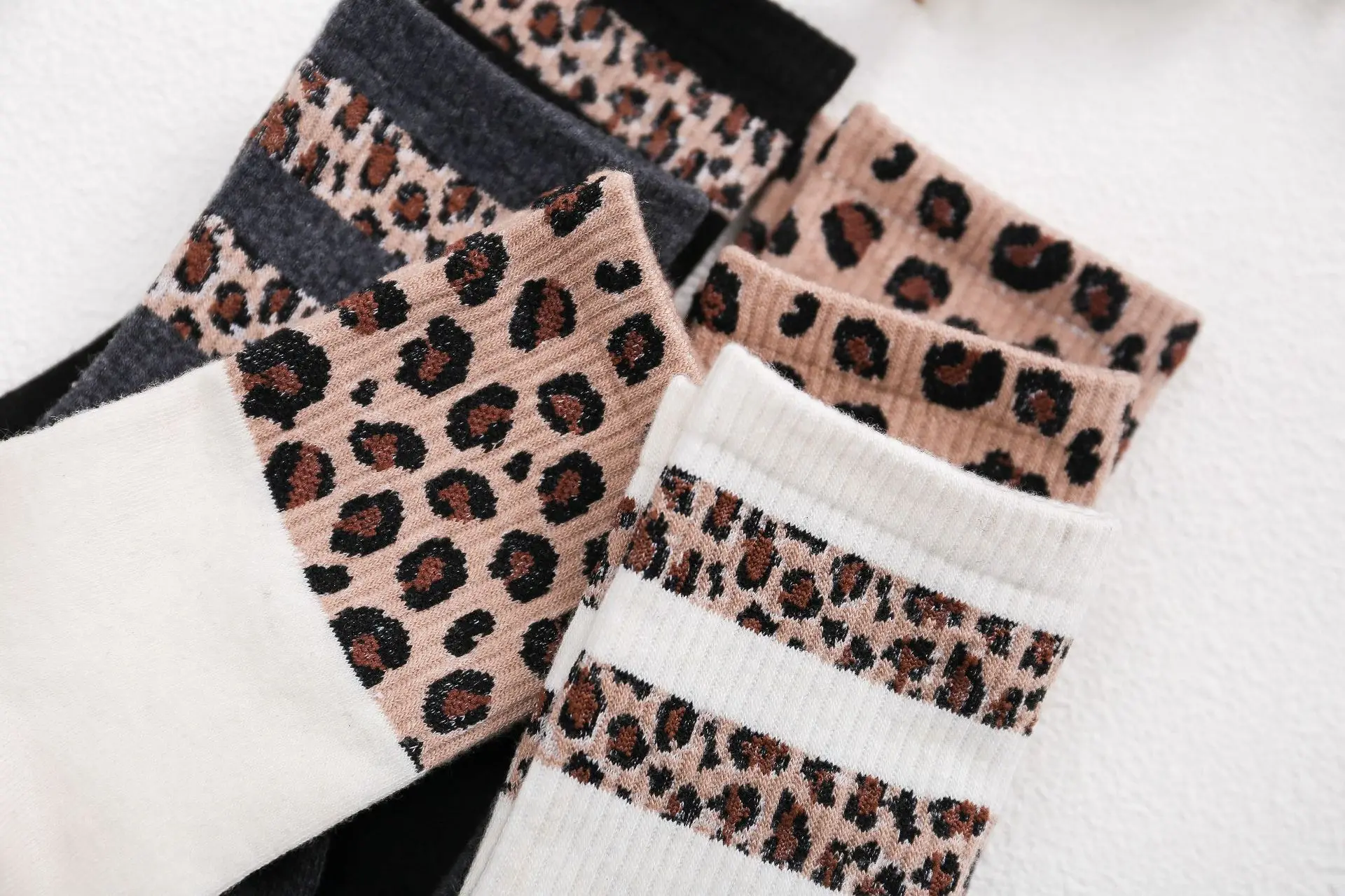 New design hot sale leopard cotton crew socks fashion  custom casual crew socks kniitted one size ladies socks
