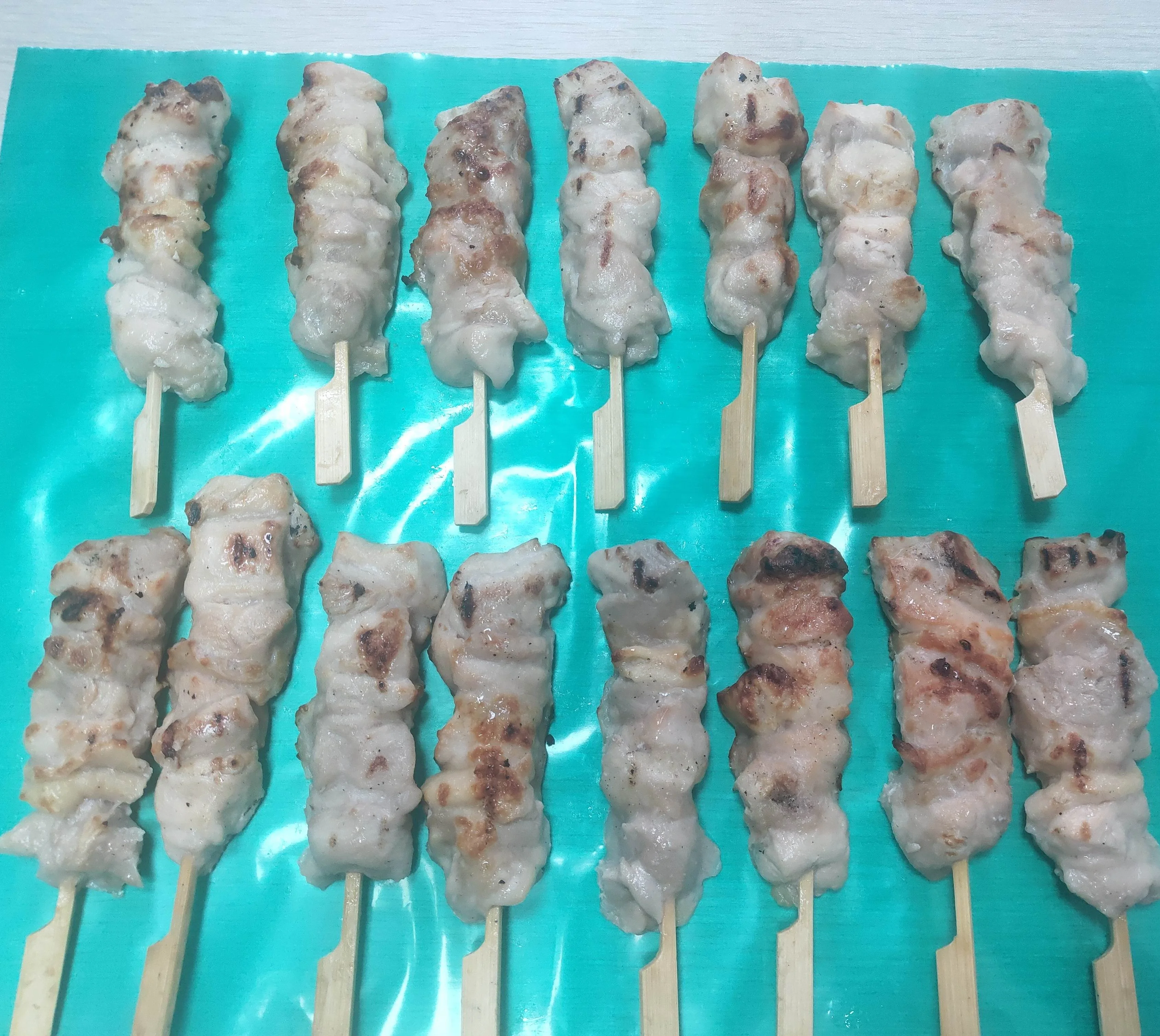Замороженный уголь жареные куриные шампуры полностью приготовленные