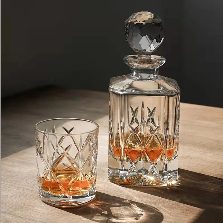 Free sample 5 pieces set whiskey decanter sets for men elegant liquor carafe with ornate solid glass stopper