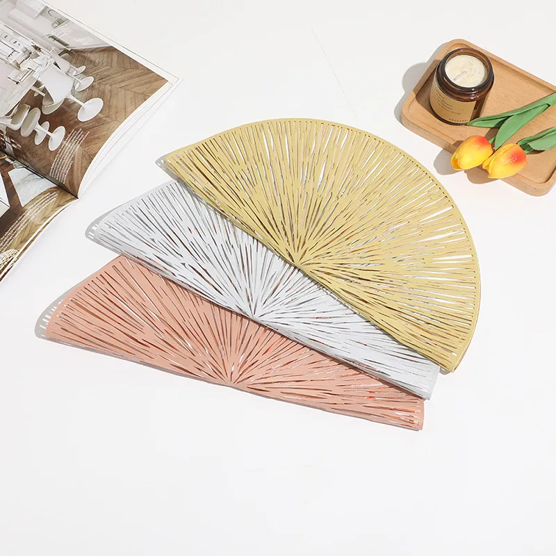 2023 Metallic Plastic Vinyl Place Mats Gold Round pvc Placemats for for Daily Use Wedding Anniversary Kitchen Table Decoration