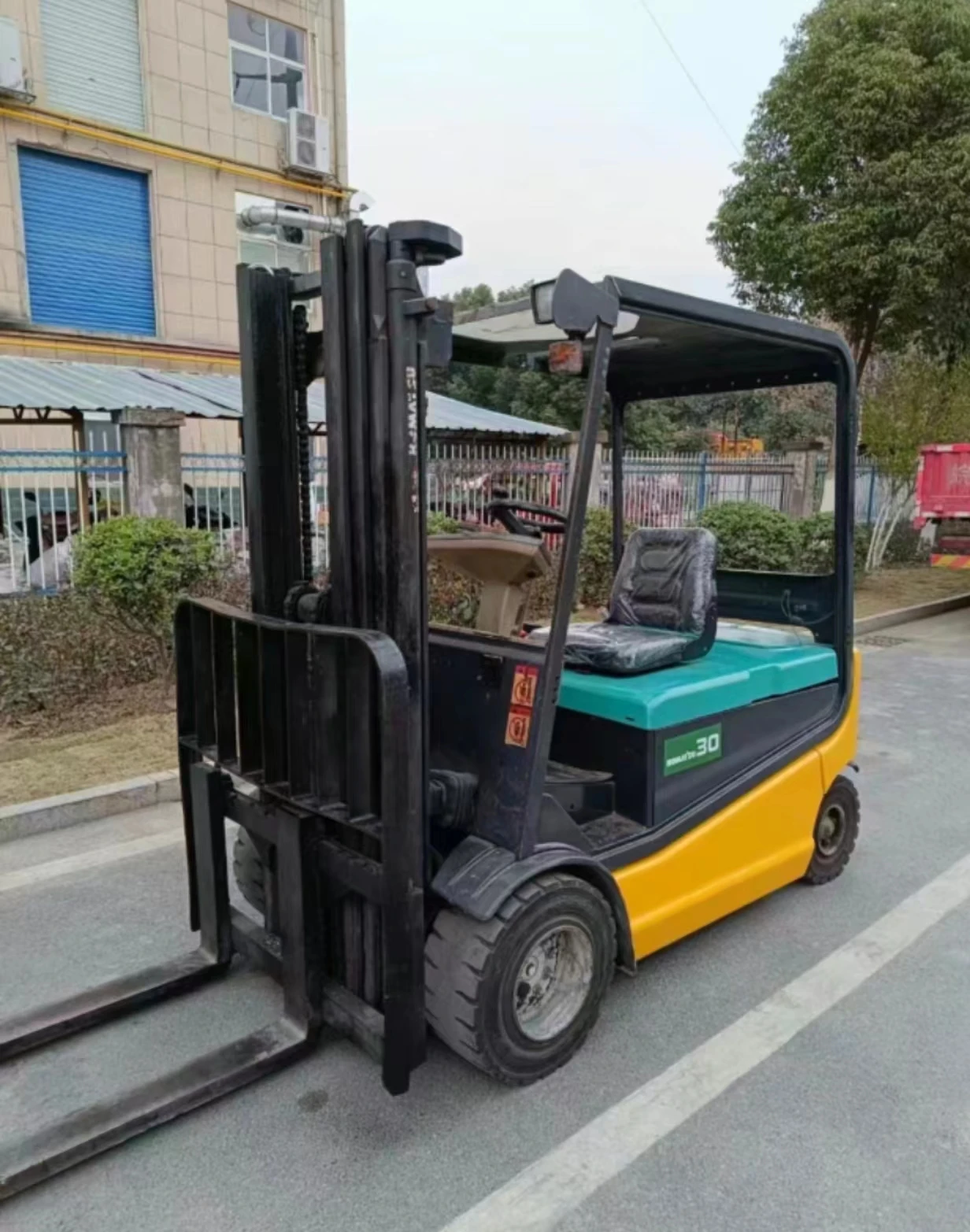 Электрический вилочный погрузчик komatsu высокая мощность почти новая хорошая производительность сделано в Японии низкая цена хорошего качества для