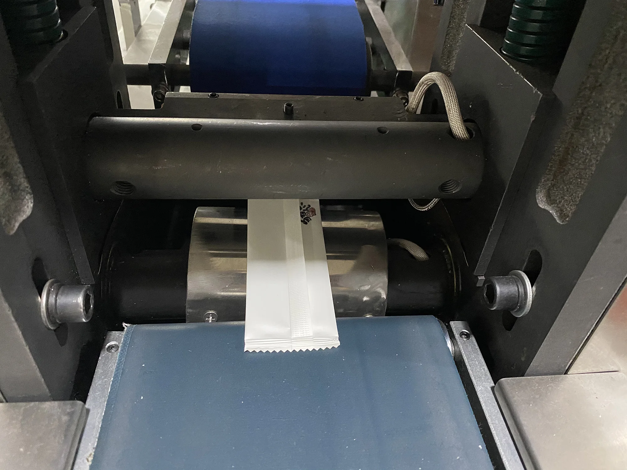 Single piece sterilized wet wipes packaging machine pouch sachet disposable wet tissue pocket packing machine price