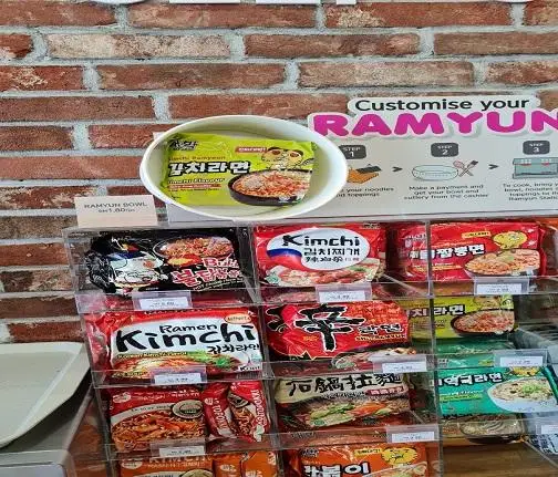 Best Selling Delicious Korean Wholesale Easy Cooking Original Halal Food Yummy Spicy Instant Soup Noodles Pack