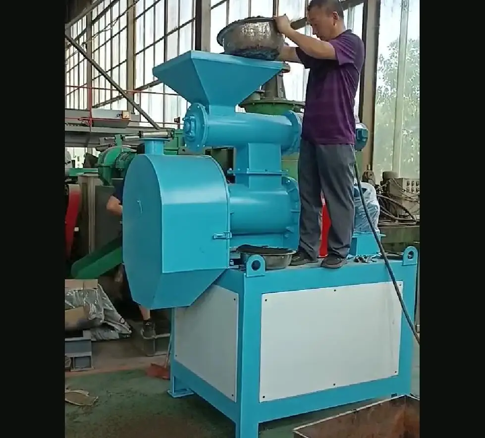 Organic fertilizer making machine for pelleting fertilizer