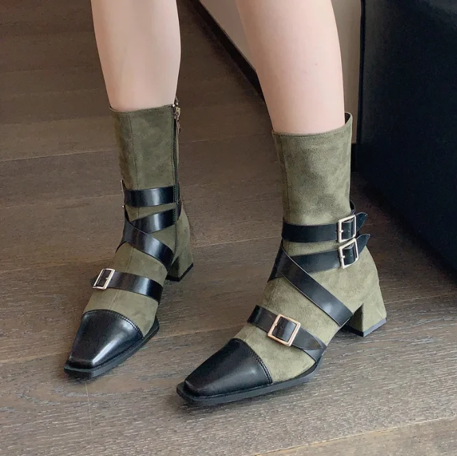 The new Fall/winter 2022 chunky heel boot girl with thigh-high belt buckle and cross-strap rider boot girl