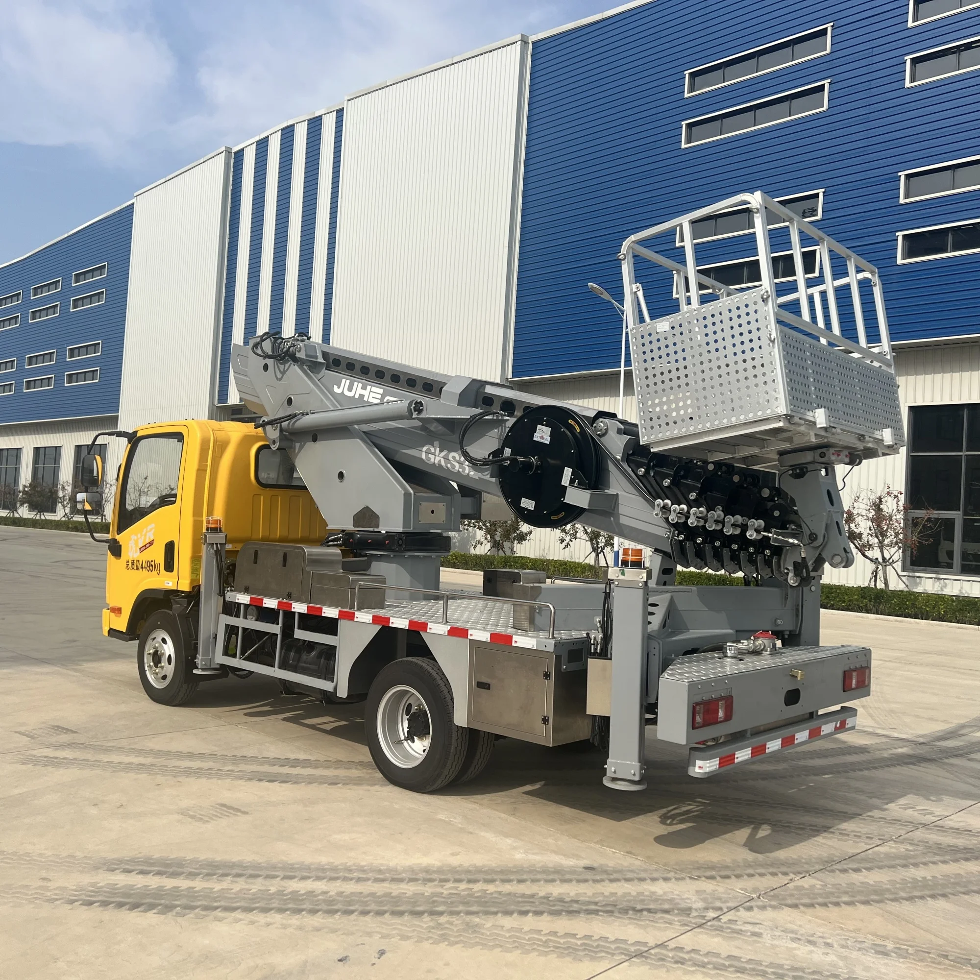 JIUHE factory price high altitude operation truck 32m aerial lift truck hydraulic boom lift aerial work platform truck