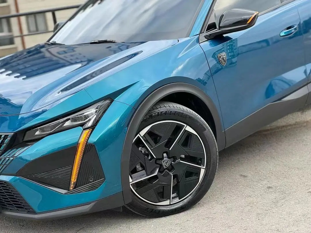 Dongfeng Peugeot 408X бензиновые автомобили с выдающимся ускорением продвигают вас вперед легкостью позволяя вам наслаждаться вождением