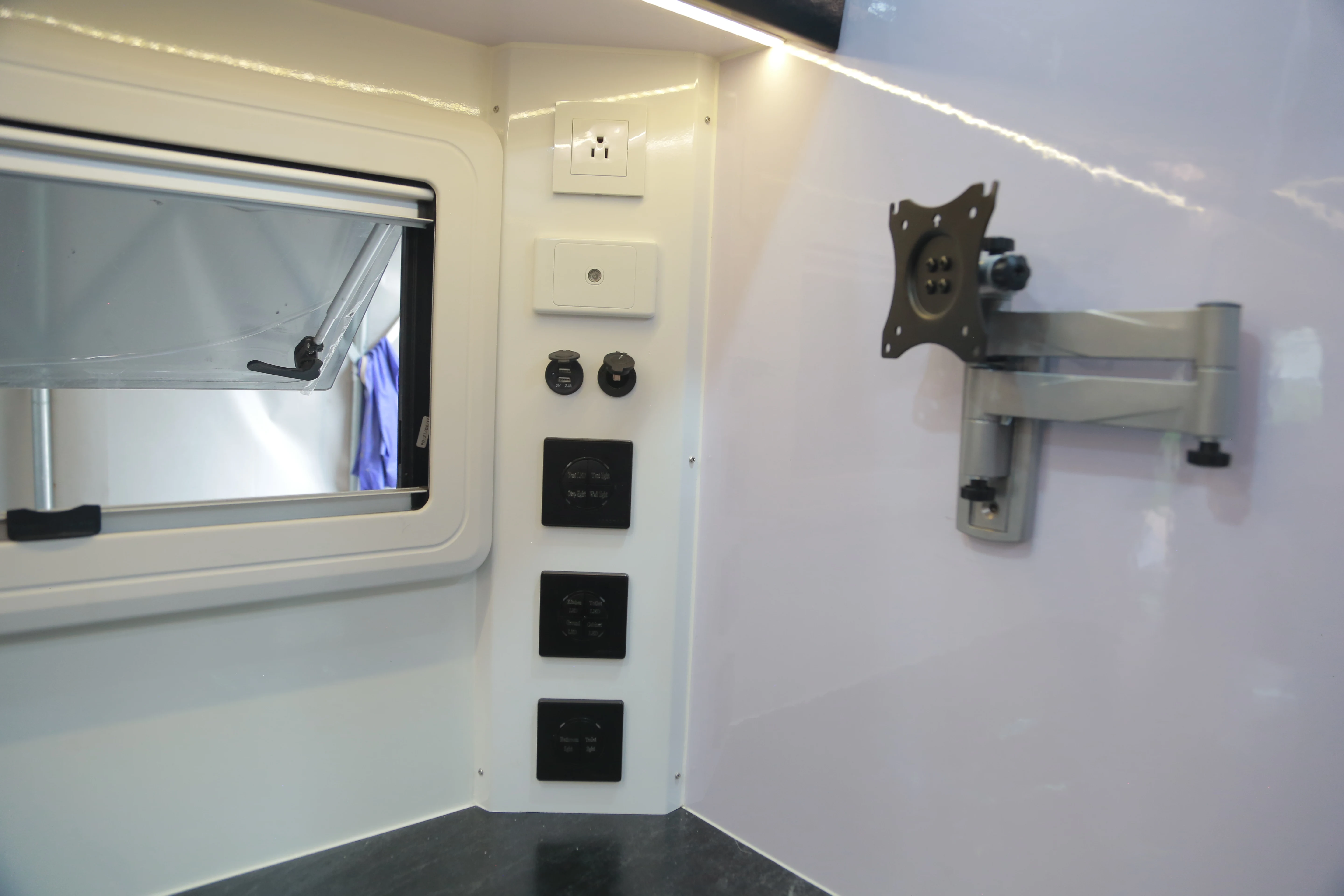 Expedition 4x4 Caravan Off-Road Long Bed Camper Truck camper with Slide Out Mini kitchen bathroom  Overland Customized Camper RV