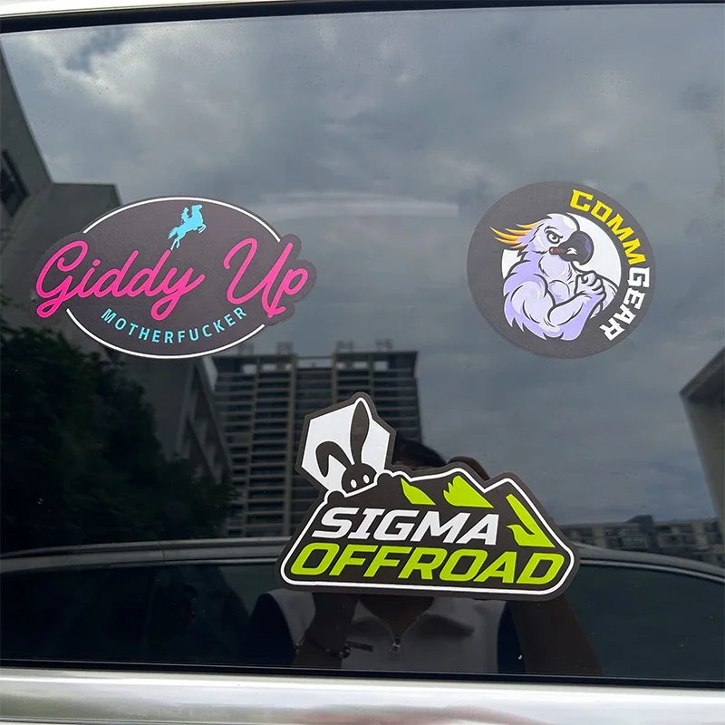 Оптовая продажа печать логотипа на заказ клейкие наклейки окна автомобиля вырезанные виниловые УФ-стойкие для наружного использования декоративные