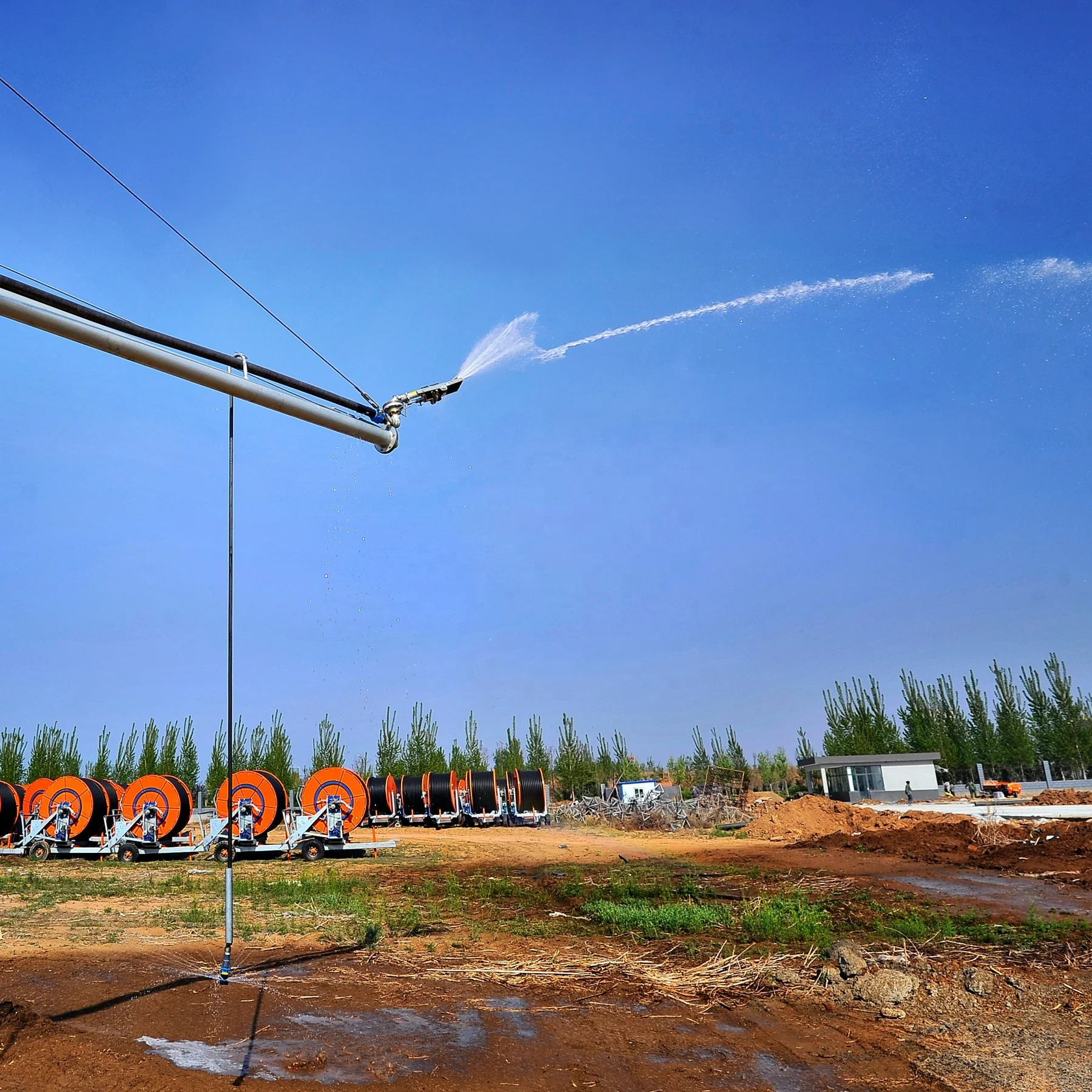 A sprinkler irrigation machine with a straightening system, reliable operation, and good straightness Aqualine