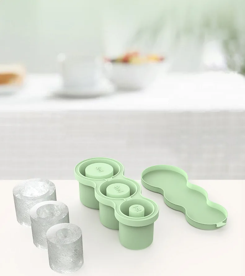 Stanley cup ice tray Food grade silicone hollow cylinder ice mold with lid for freezing iced drinks