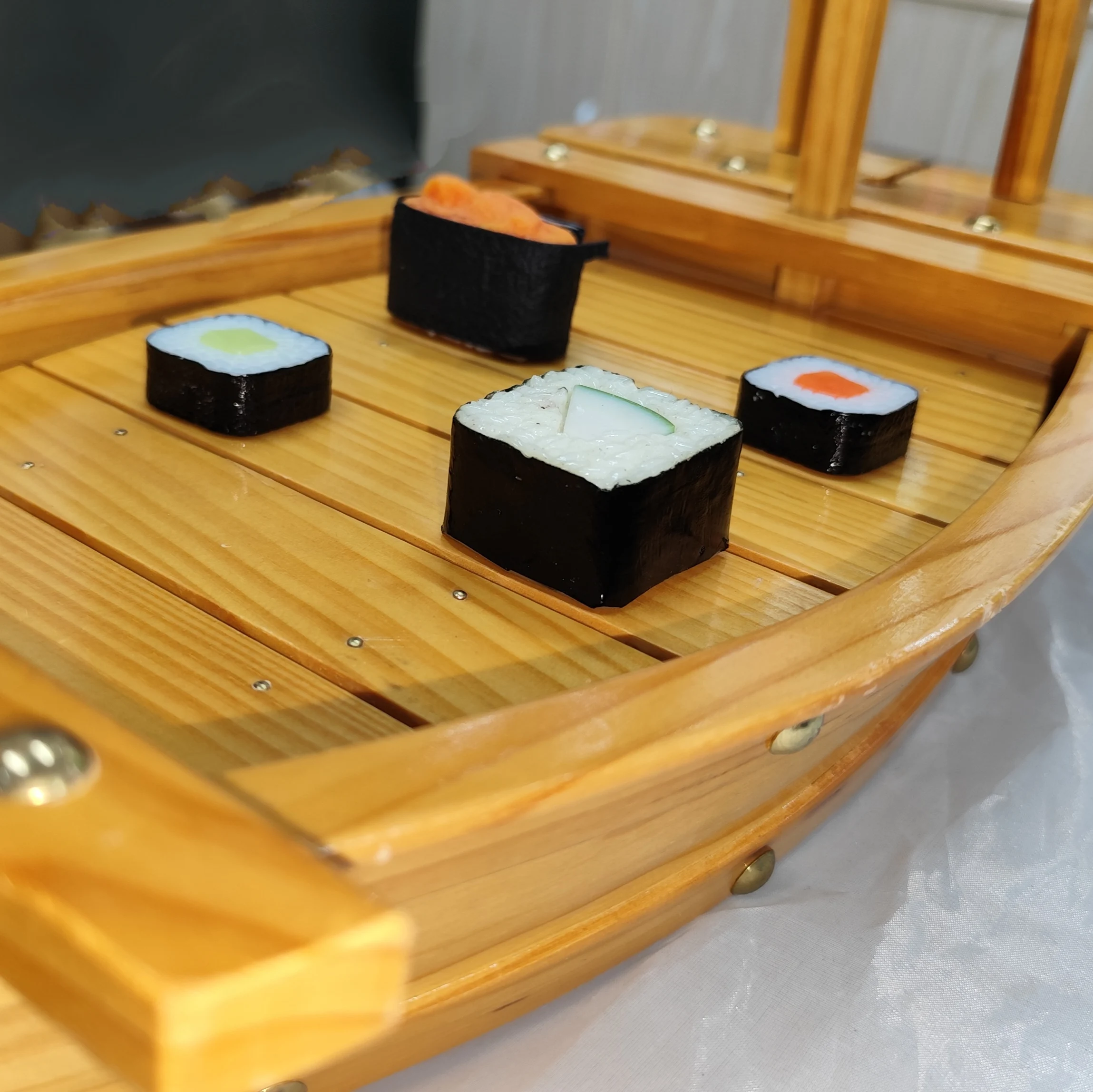 Wholesale Hot Selling 90cm High Quality Ship Shaped Sushi Boat Wooden Sushi Container For Sushi Restaurants