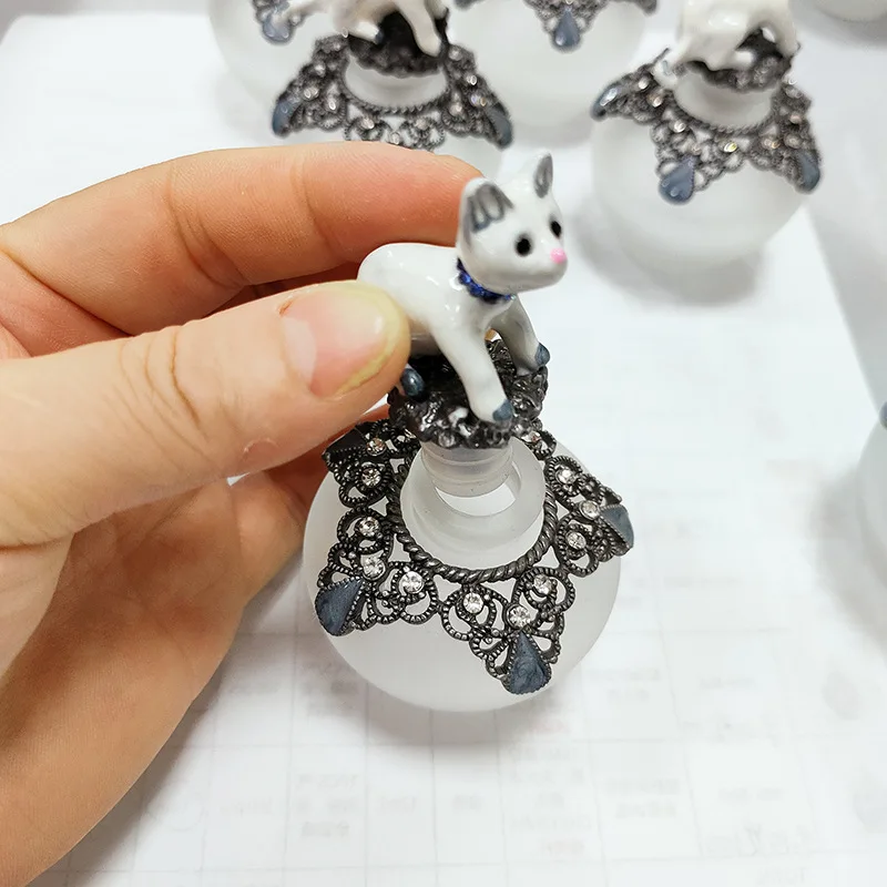 40ML flat bottling bottle of European and American animal glass perfume in alloy enamel color animal glue stopper perfume bottle