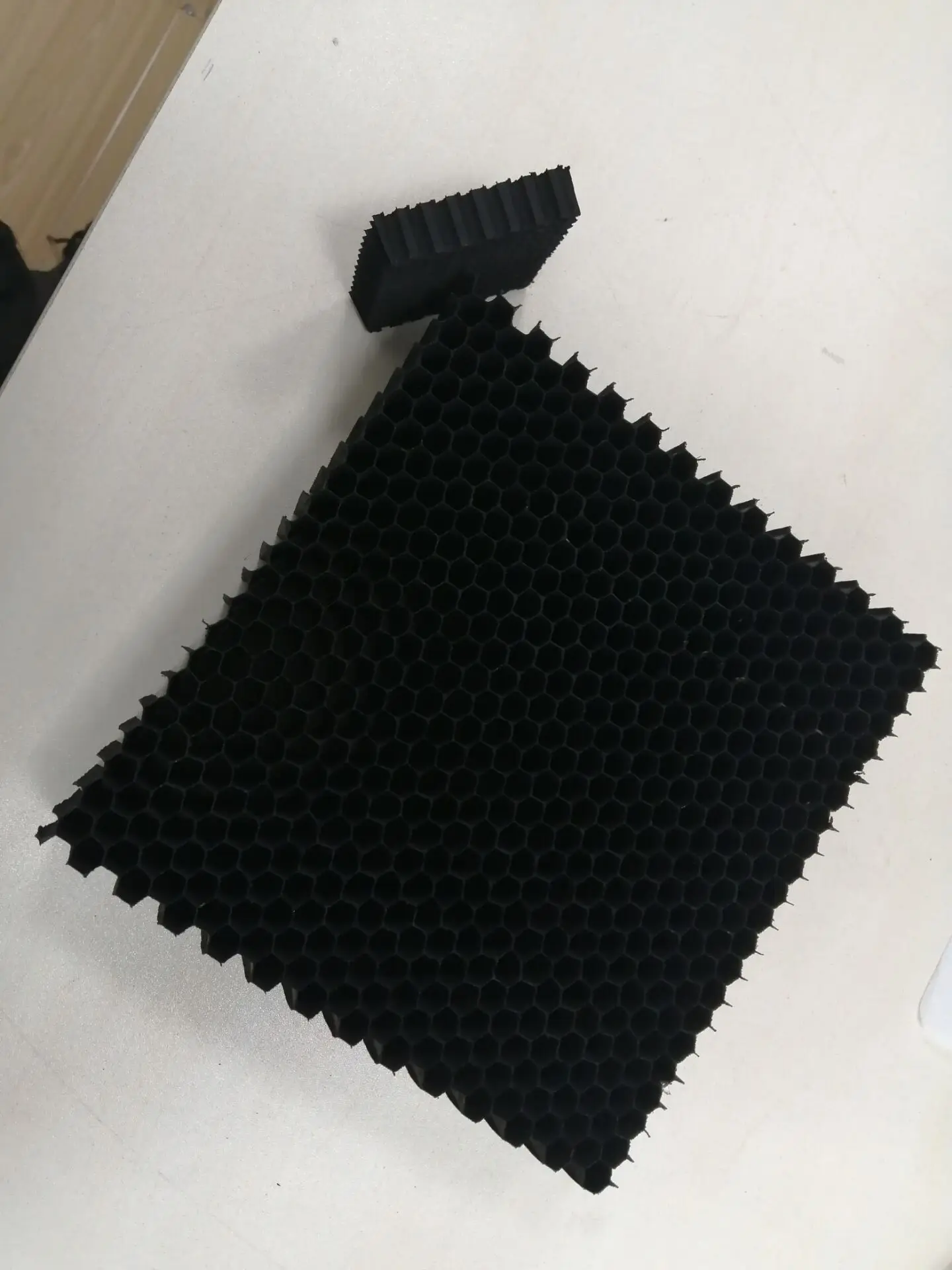 Good at low-frequency (1~20GHz)  honeycomb  absorbers  for electromagnetic noise suppression for radar and telecom system