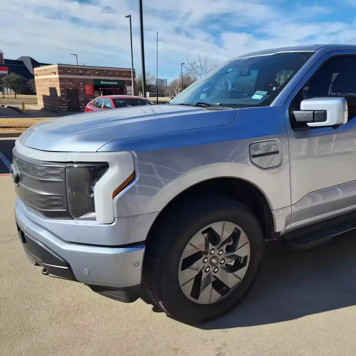 Довольно использованный 2022 Форд F-150 Lightning Lariat