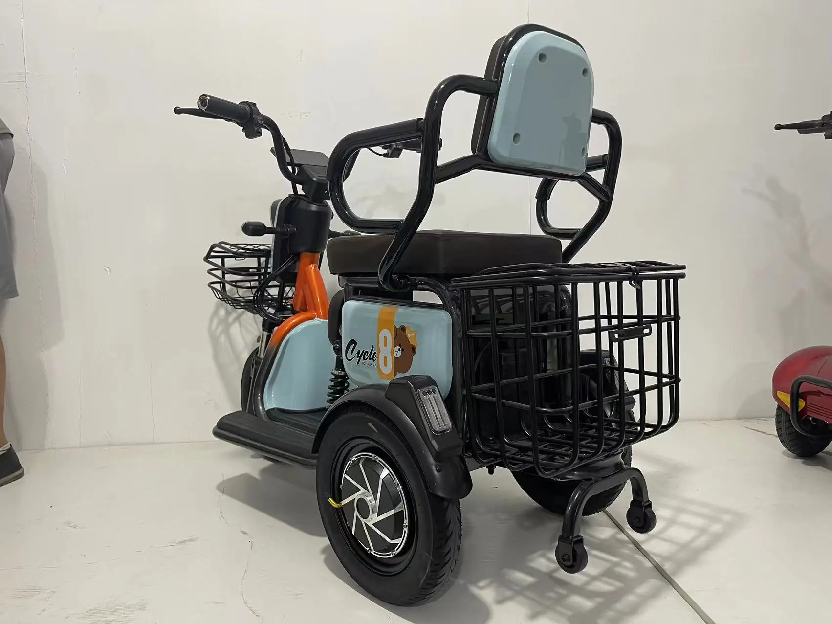 The electric tricycle with bright blue LED headlights is easy to operate and suitable for everyone to travel.