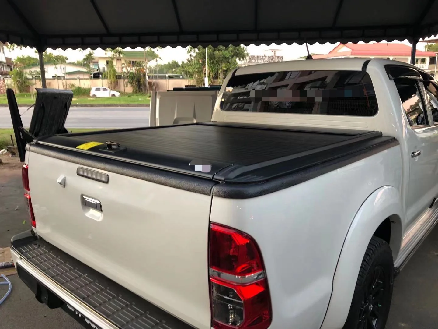 Wholesale Waterproof Aluminum Hard Retractable Manual Tonneau Covers Pickup Bed Cover For Nissan Navara NP300