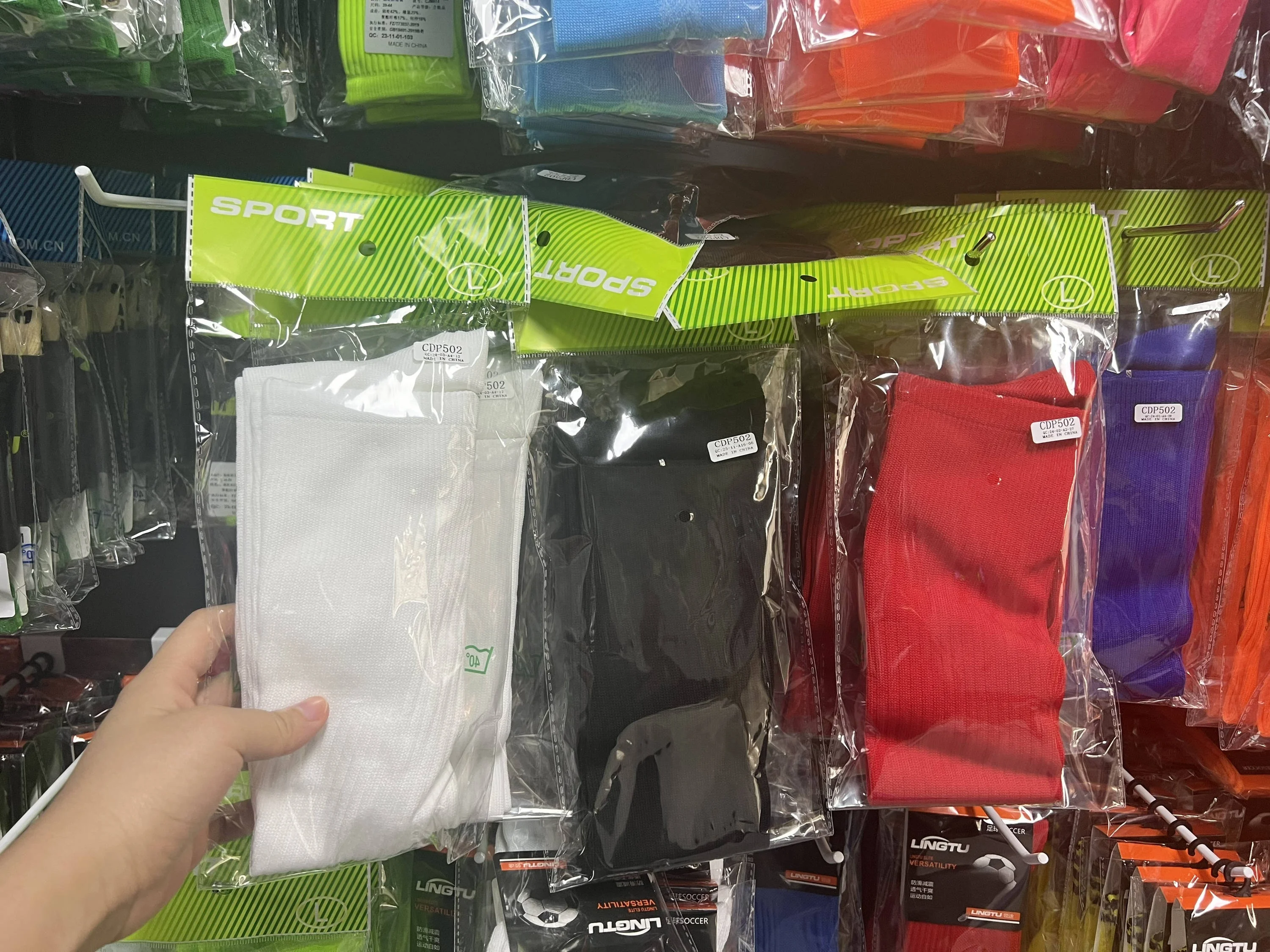 LINGTU bulk trade football socks Super lightweight and breathable knee high long football soccer sock for kids adult calcetines