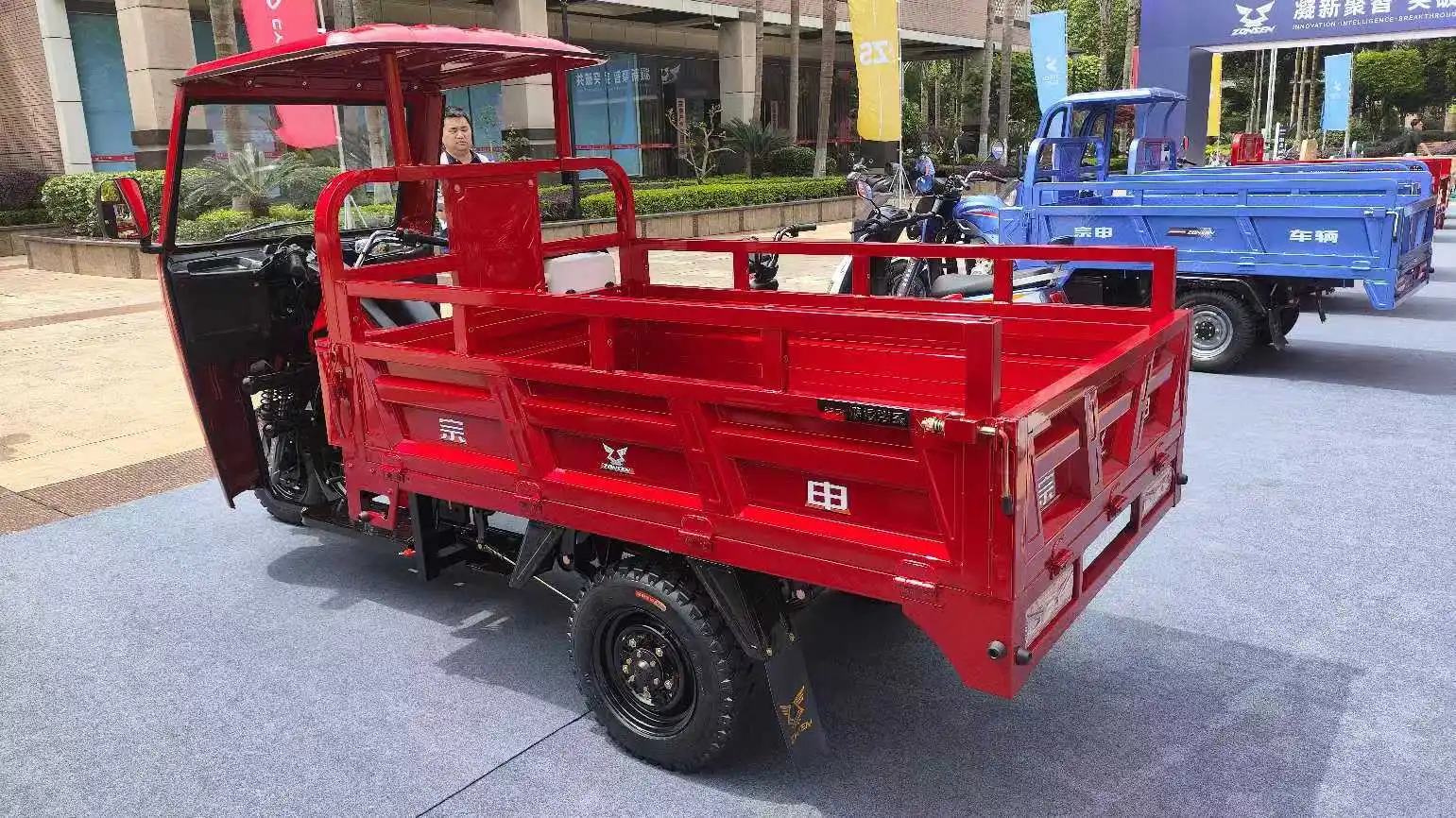 High Quality  Gasoline Tricycle Custom Logo Cargo Tricycle For Adults Cab Gasoline Trade