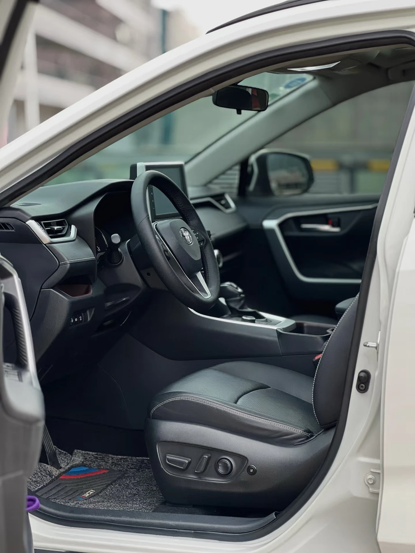 2022 Toyo-ta RAV-4 Гибридный внедорожник Быстрая доставка Новый автомобиль с кожаными сиденьями FWD 4L двигатель R18 шины 4x4 размерные электрические топливные