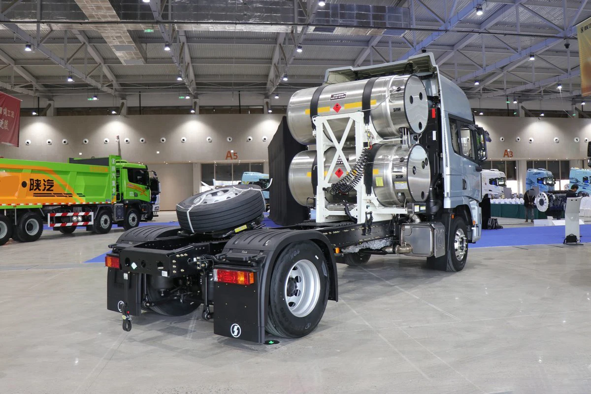 Competitive Price New 4x2 Liquefied Natural Gas Euro 6 Engine 530hp 2 Seats 2 Doors Cabin 12AMT Trailer Trucks for Tractor Head