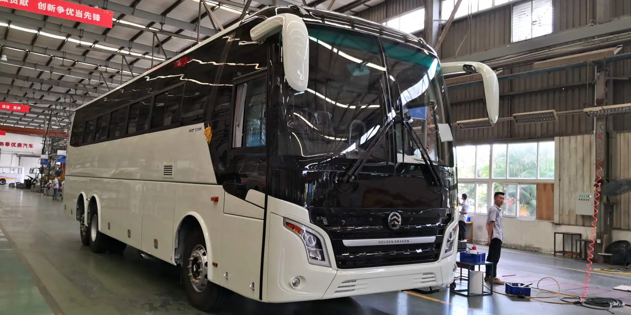 Second Hand Golden Dragon Bus XML6130 Double Differential Axles 50 Seats Luxury Tour Passenger Coach Bus