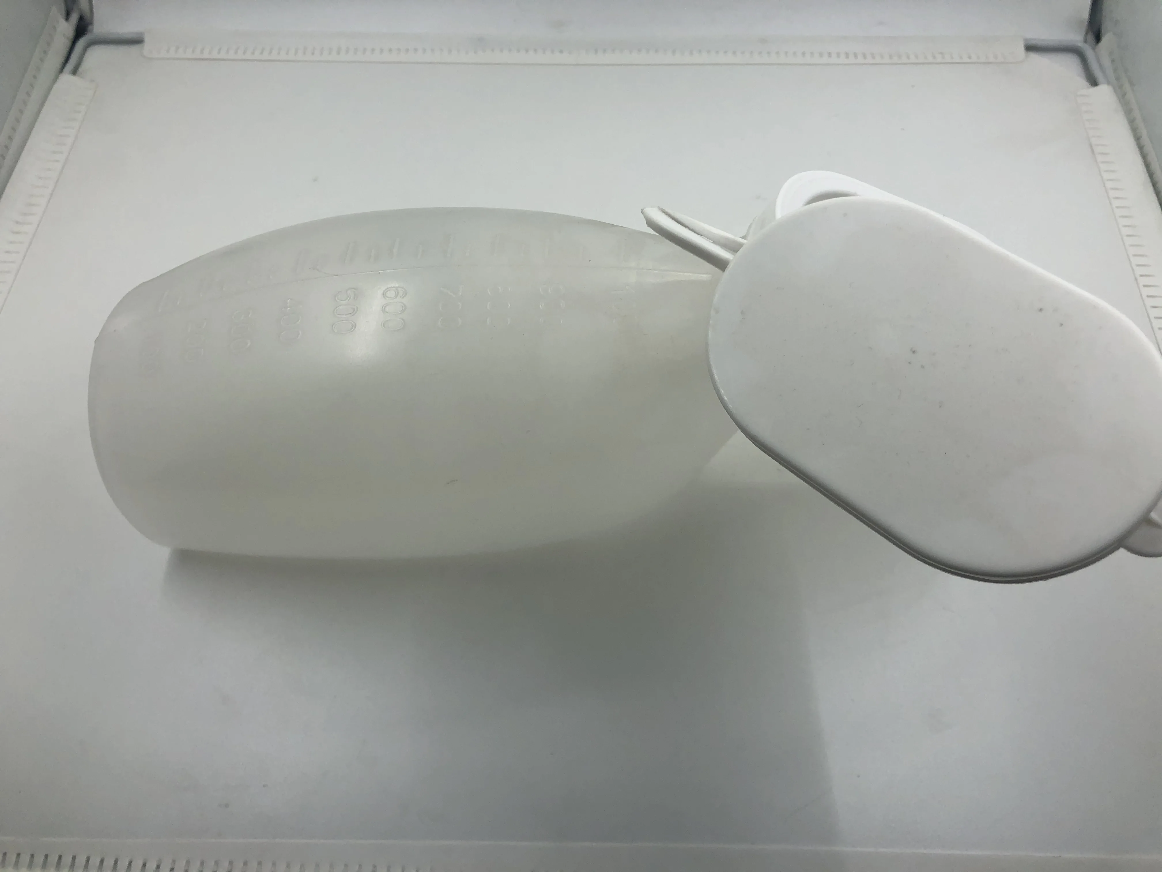 Disposable Medical Men or Women Plastic Urinal with Cover Cap