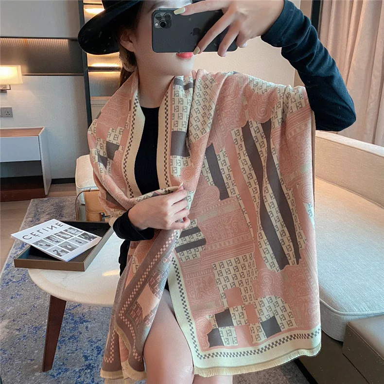 Bufanda de mujer de color de contraste 2021 invierno coreana bufanda gruesa de marca de estudiante de borla de Cachemira