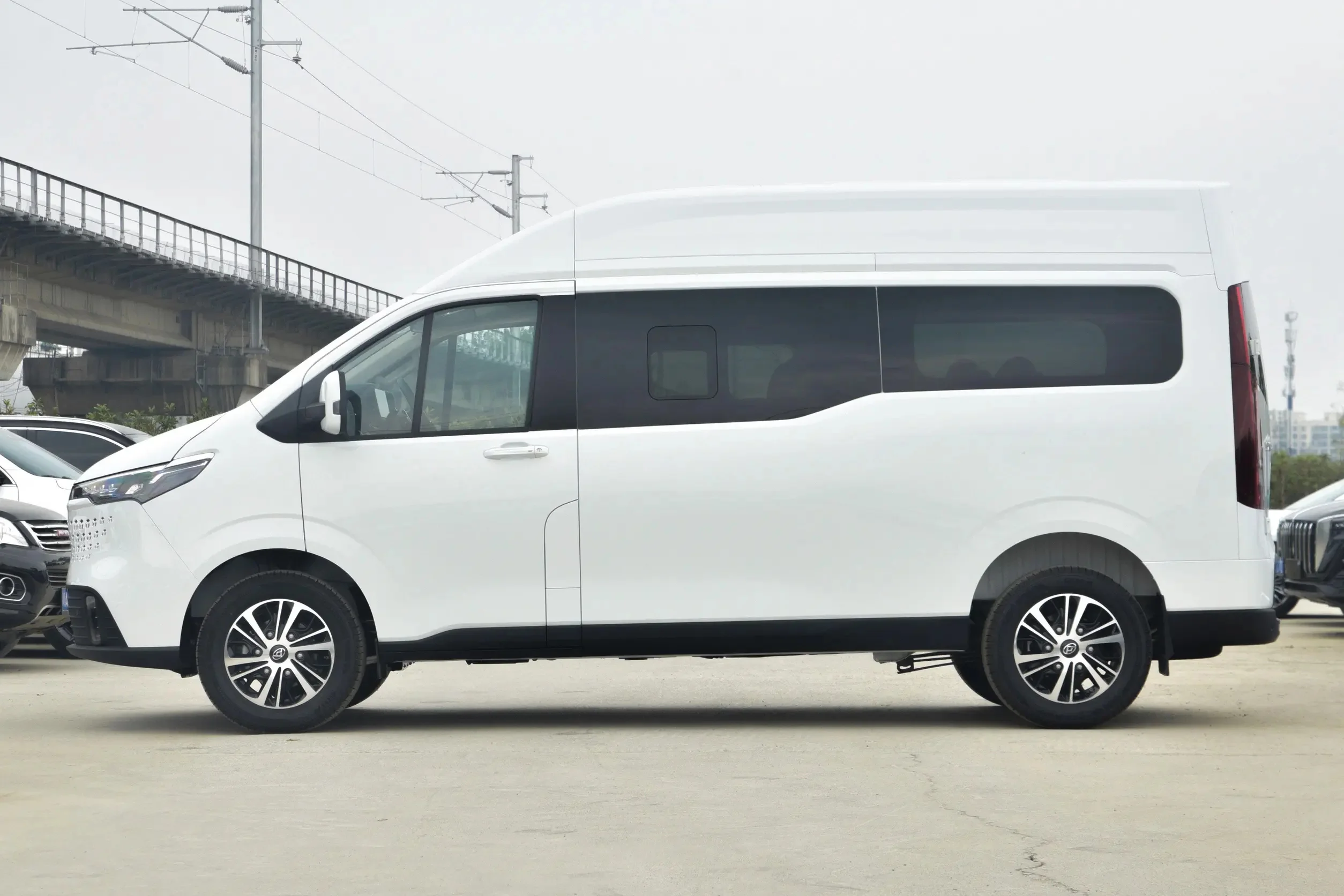 2024 SAIC Maxus V70 3-9-seater Luxury 2.0T diesel Station Wagon, Suitable for Commercial Logistics and Urban Use