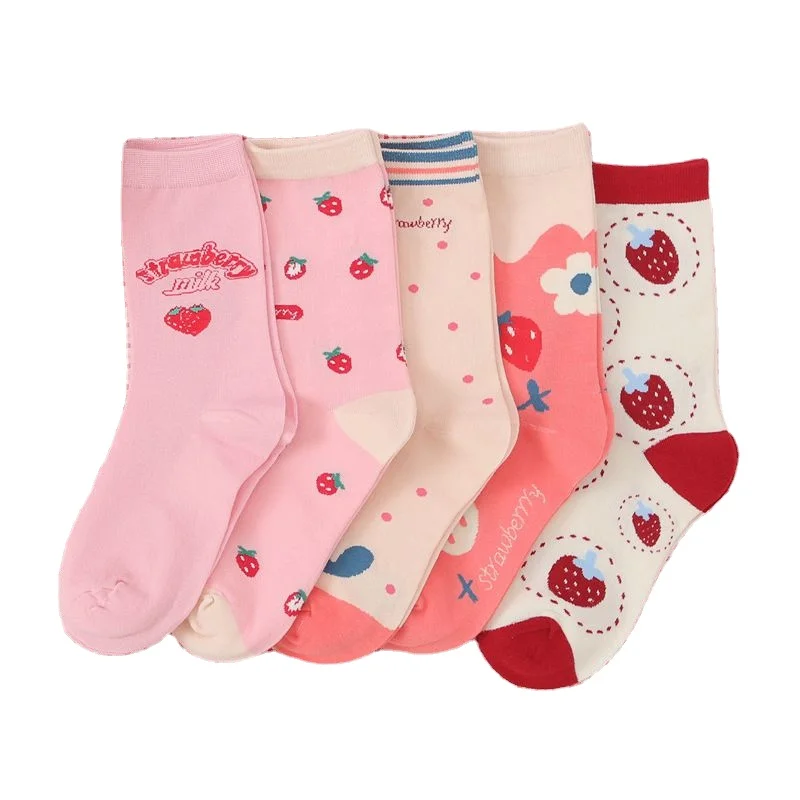 La Fresa Pega Los Calcetines Dulces Blancos Del Patron De La Fruta De Lolita De La Leche De Las Mujeres