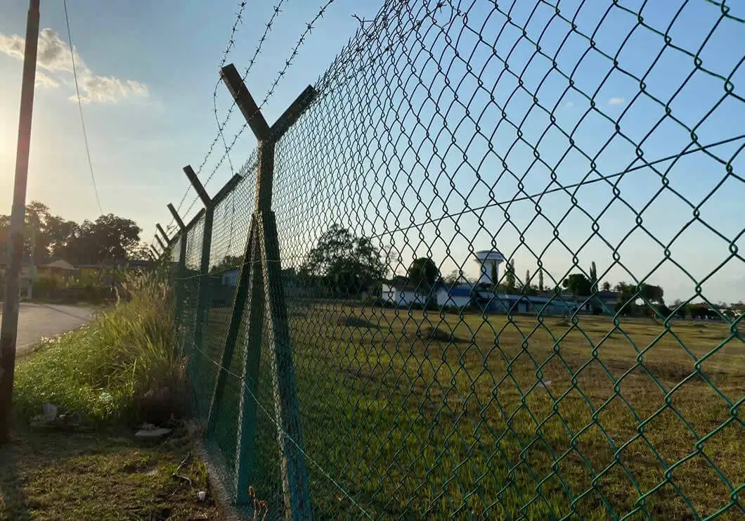 Chain Link Fence with diamond hole size wire mesh