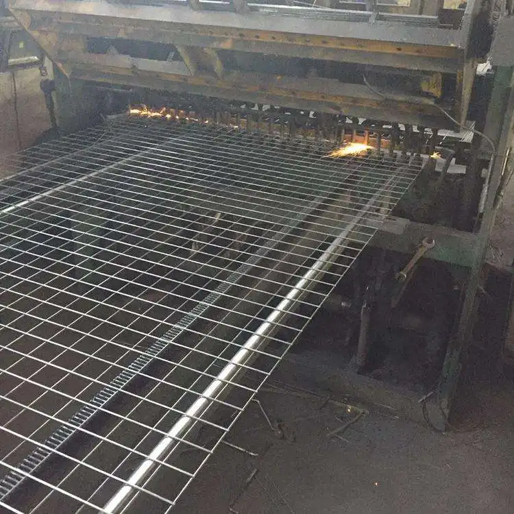Stainless steel welded wire mesh for machine protection