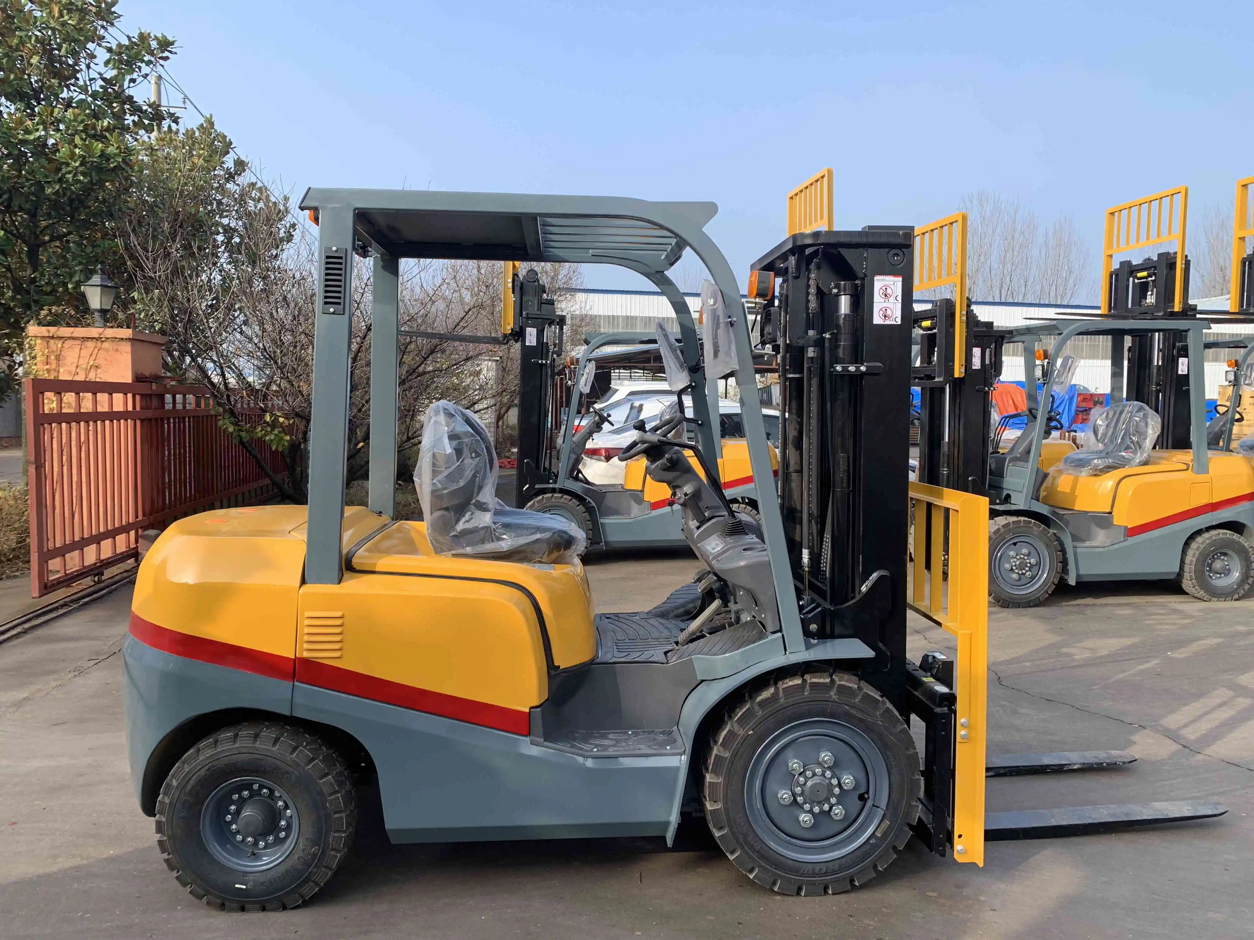 China CE Certified 3 tons Diesel Forklift with Japanese Engine 2/3 Stage container Mast