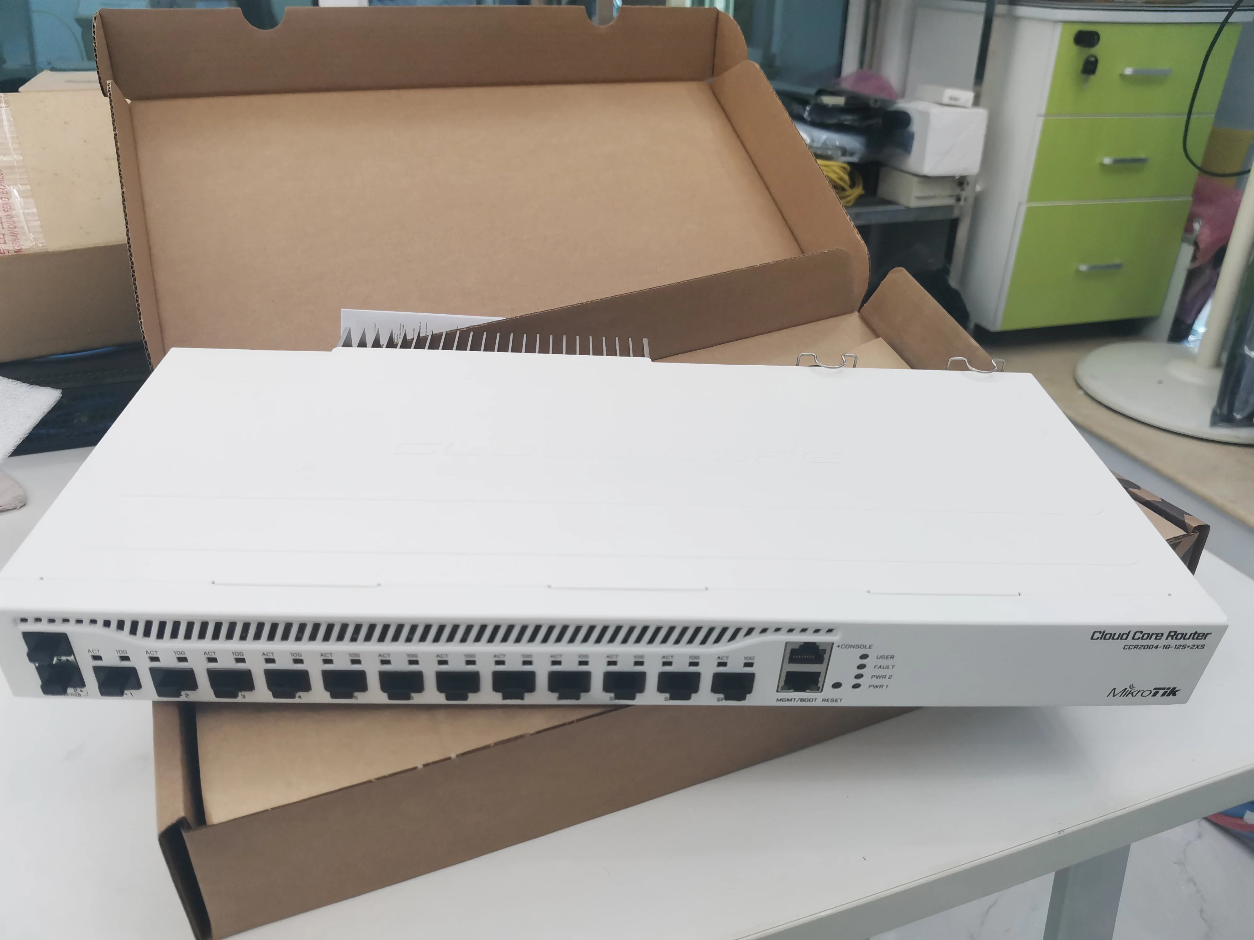 Новый и оригинальный оптический портовый маршрутизатор Mikrotik CCR2004-1G-12S + 2XS