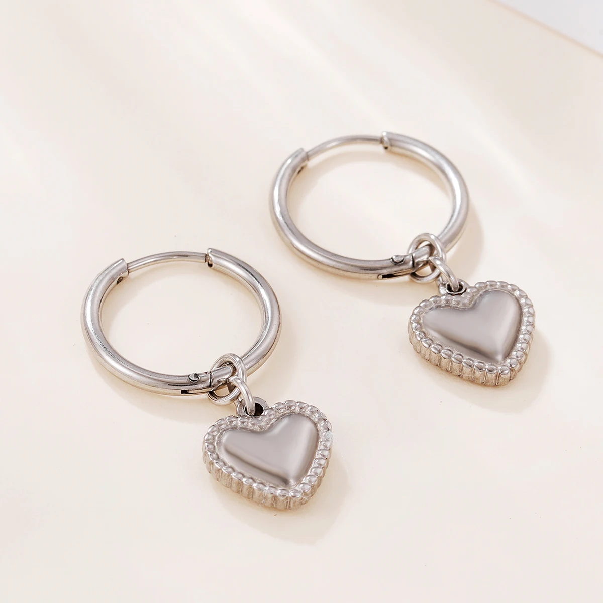 Wholesale Unisex Stainless Steel Heart Hoop Earrings Fashion Punk Style Huggie Earrings for Women Parties Gifts Anniversaries