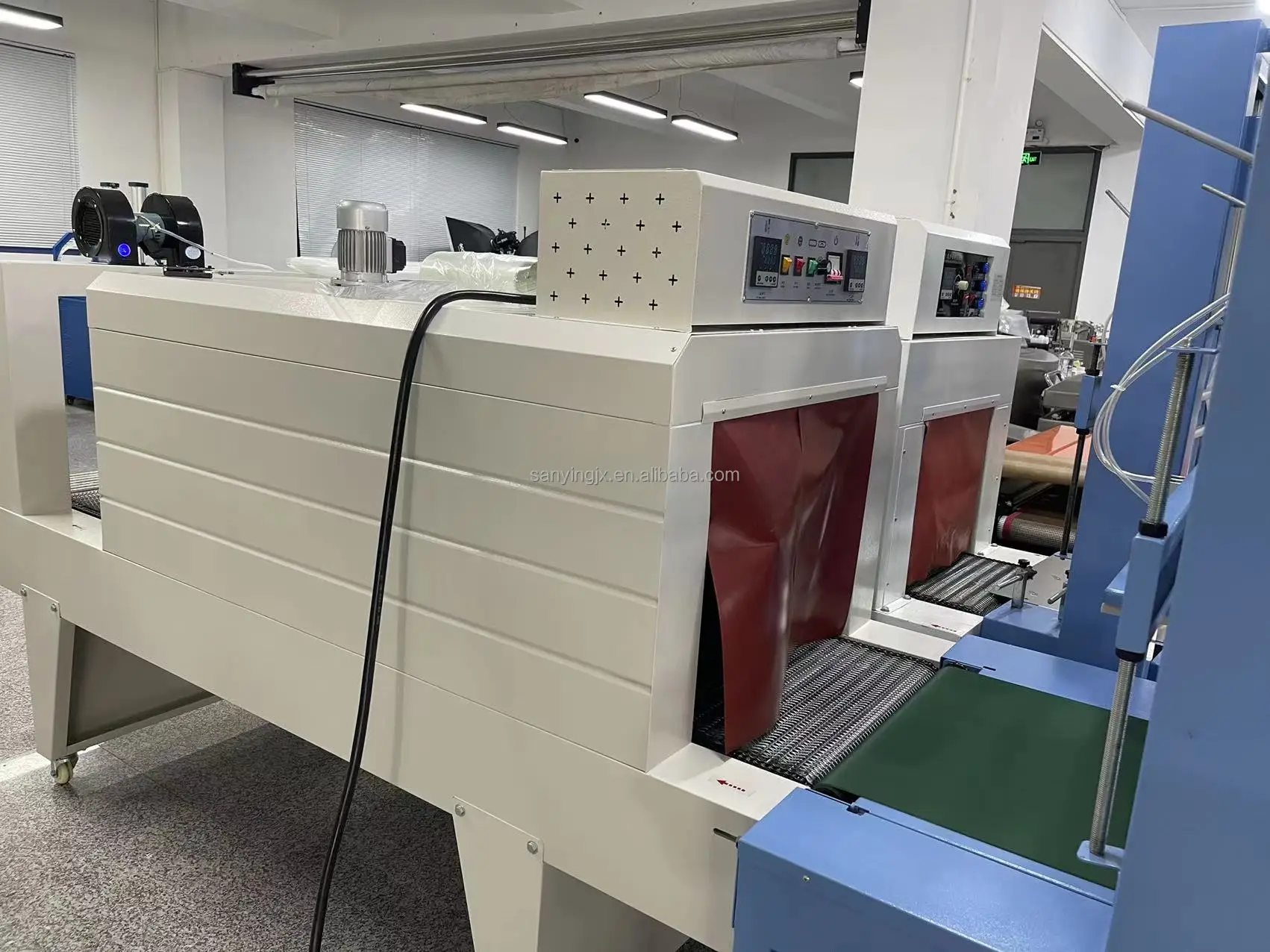 PE Film Shrink Wrapping Carton Box Mineral Water Bottles Packing Machine With Heat Shrink Tunnel