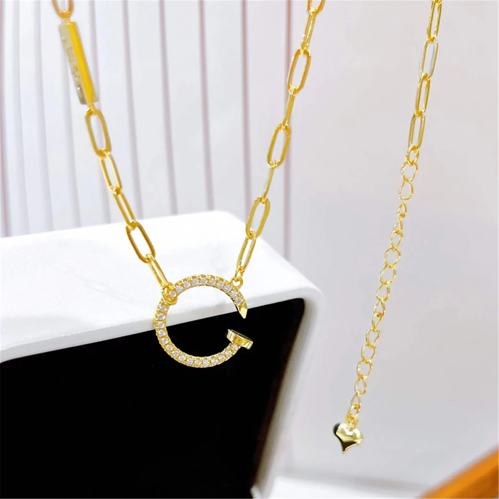 2023 New jewelry geometric letter Pendant necklace women Minority design sense of light luxury simple clavicle chain wholesale