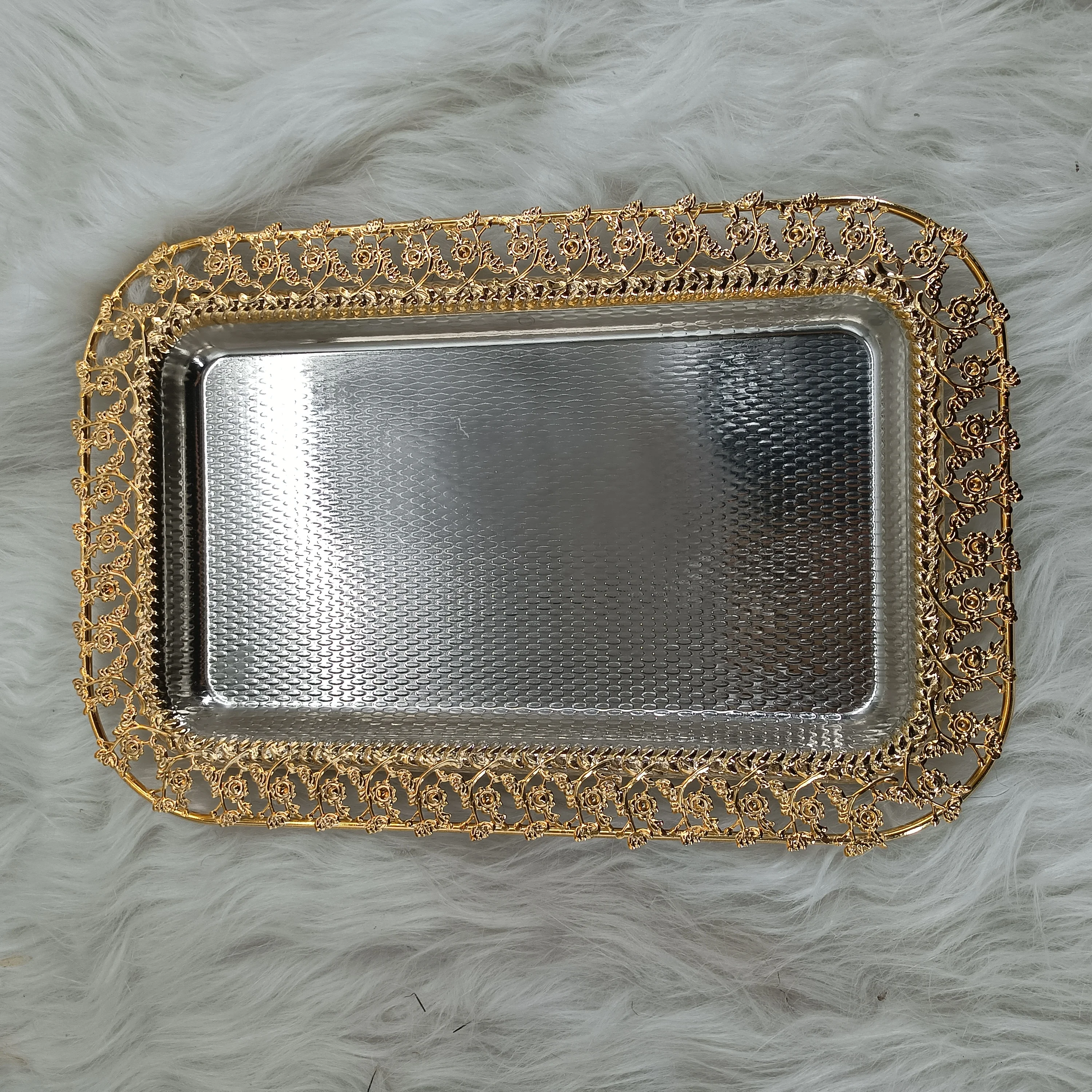 Antique Gold High Quality Decorating Metal Plate Rounded Handmade Finishing Moroccan Food Serving Tray