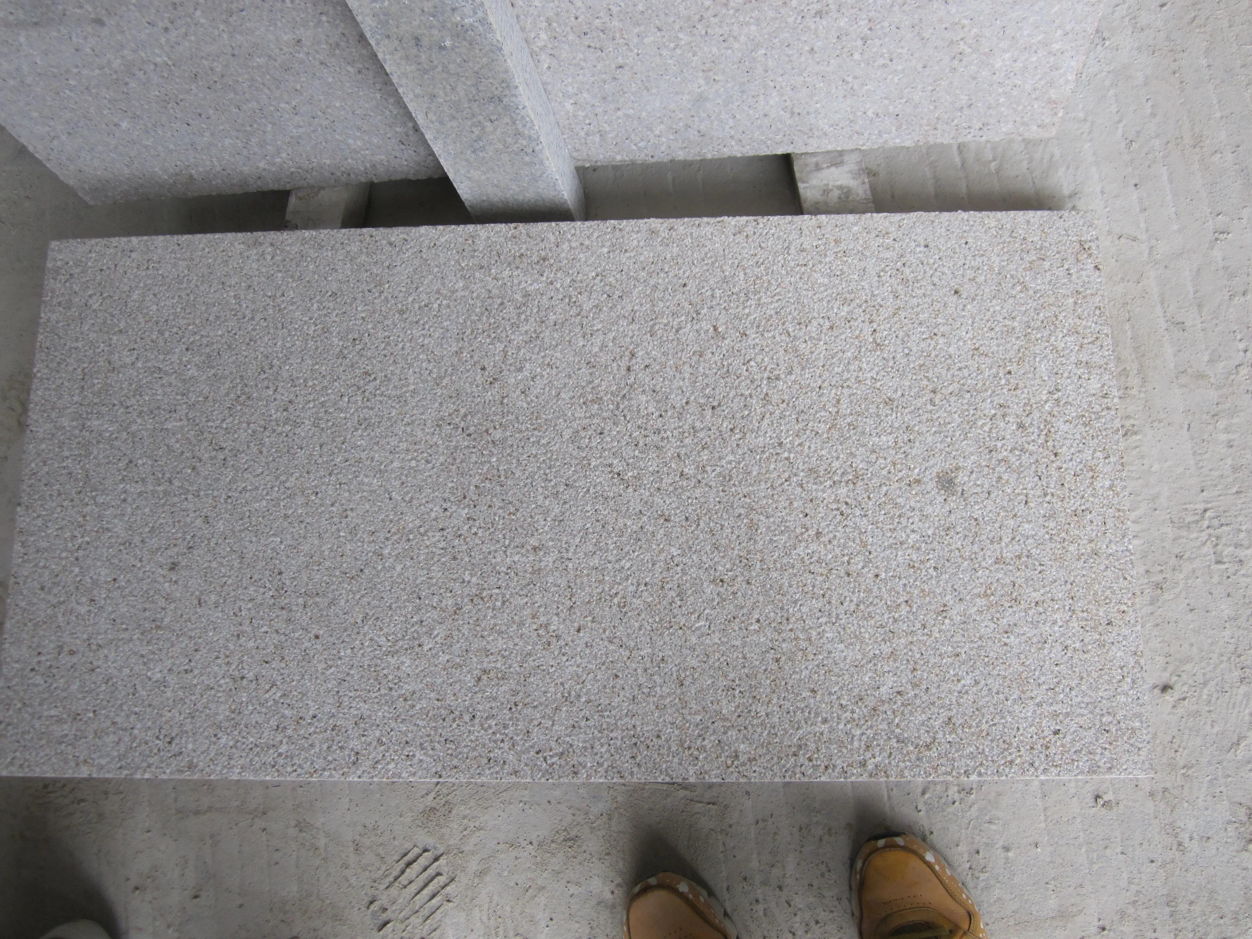 DAYA Stone Customized Wholesale High Quality Natural Flamed Rough Bahama Granite Top Slab Floor Tiles for Outdoor Use G603 Stone