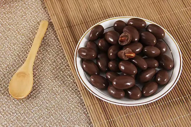 Promotional top quality almond chocolate maker wholesale hard chocolate candy
