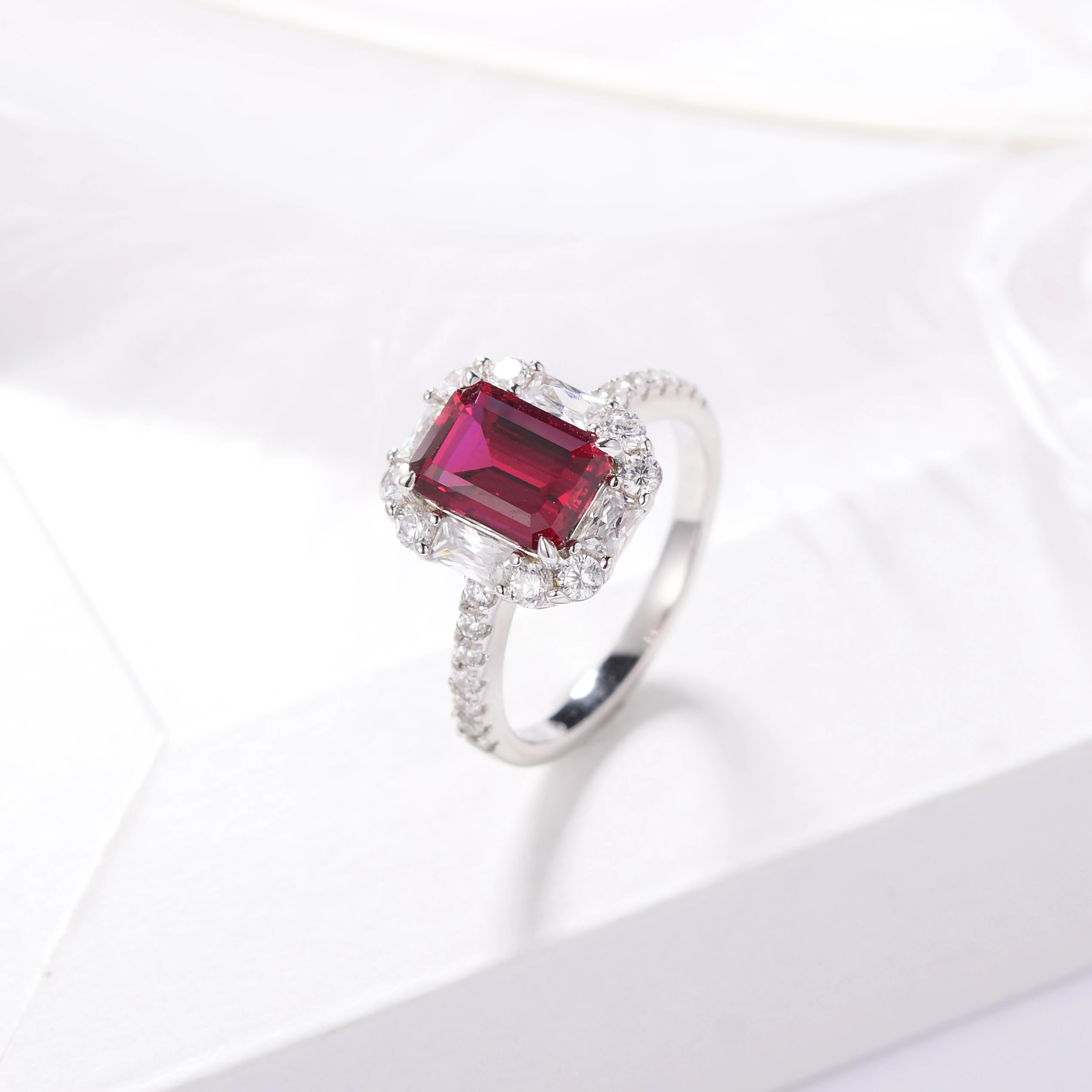 Кольцо из серебра 925 пробы с рубином по низкой цене