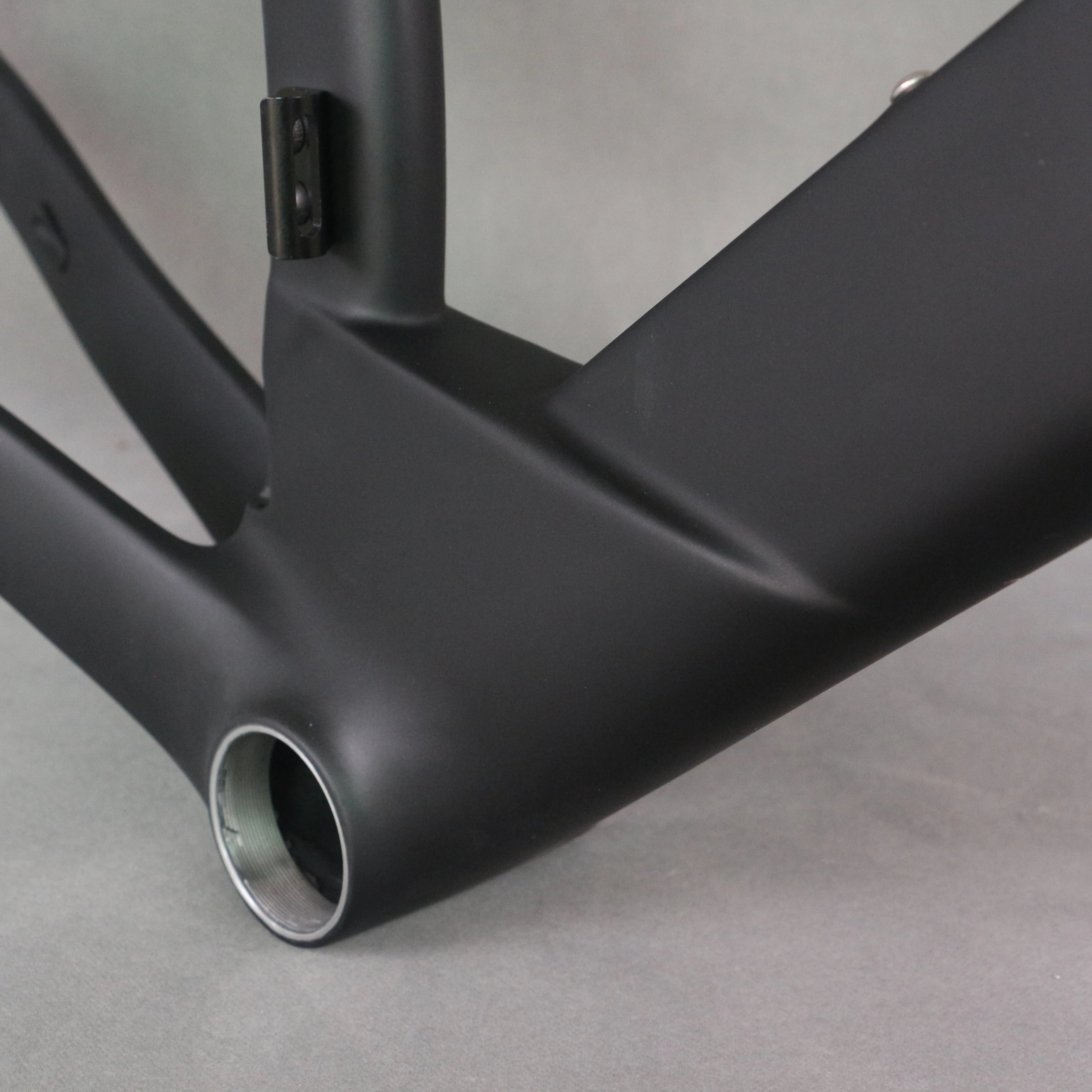 Full Carbon frame TT frame , Disc bike Time Trial Triathlon Bike T47 Thread TT Bicycle Max Tire 700X28C TT913