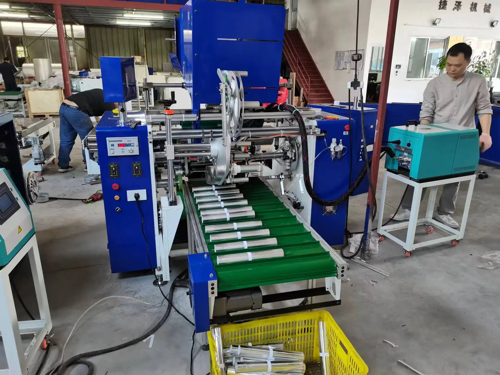 Easy to operate high output foil rewinder kitchen aluminum foil rewinding machine