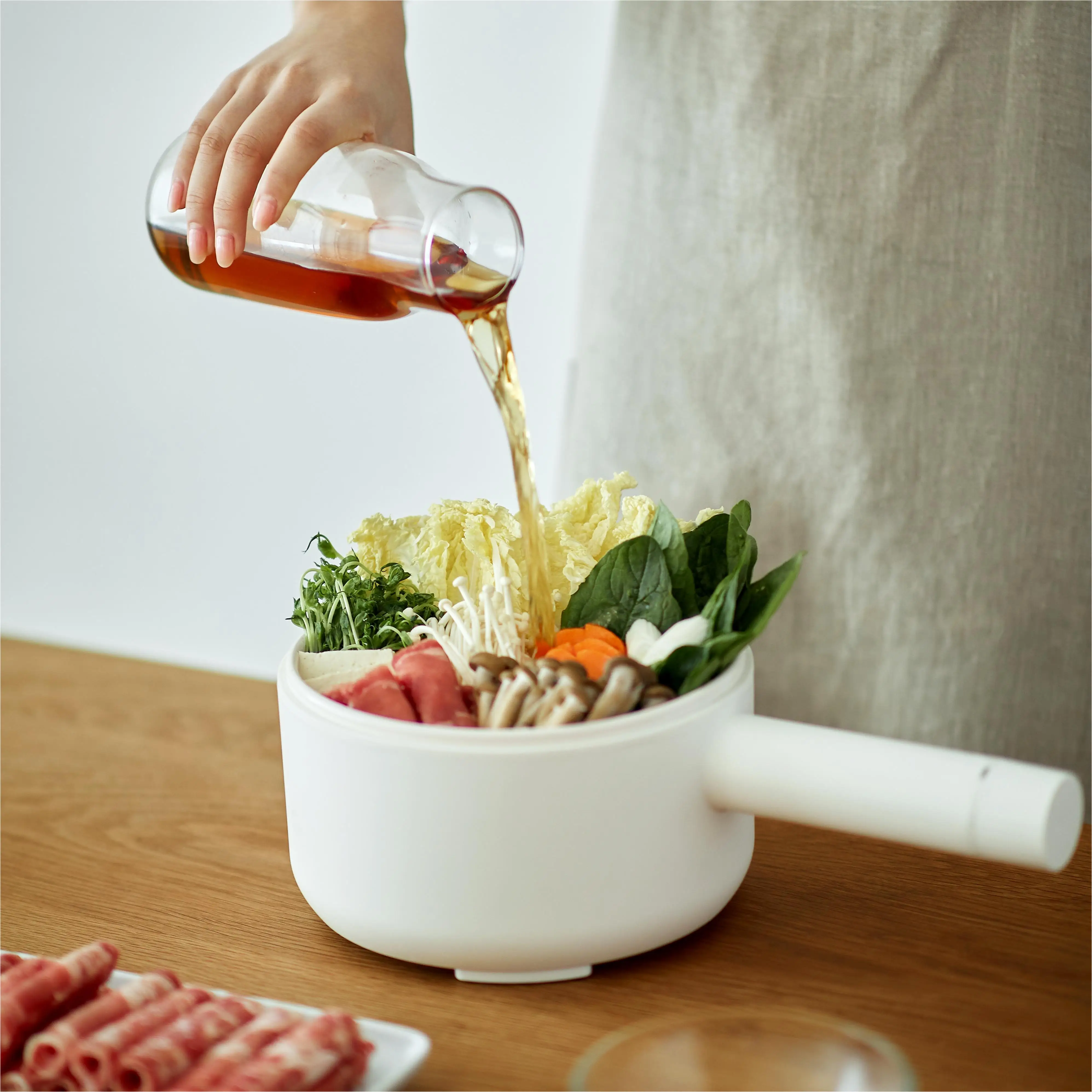 Hot Selling Electric Pan Cooker 1.5L Mini Electric nonstick Pot Multifunctional Electric Cooking Pot