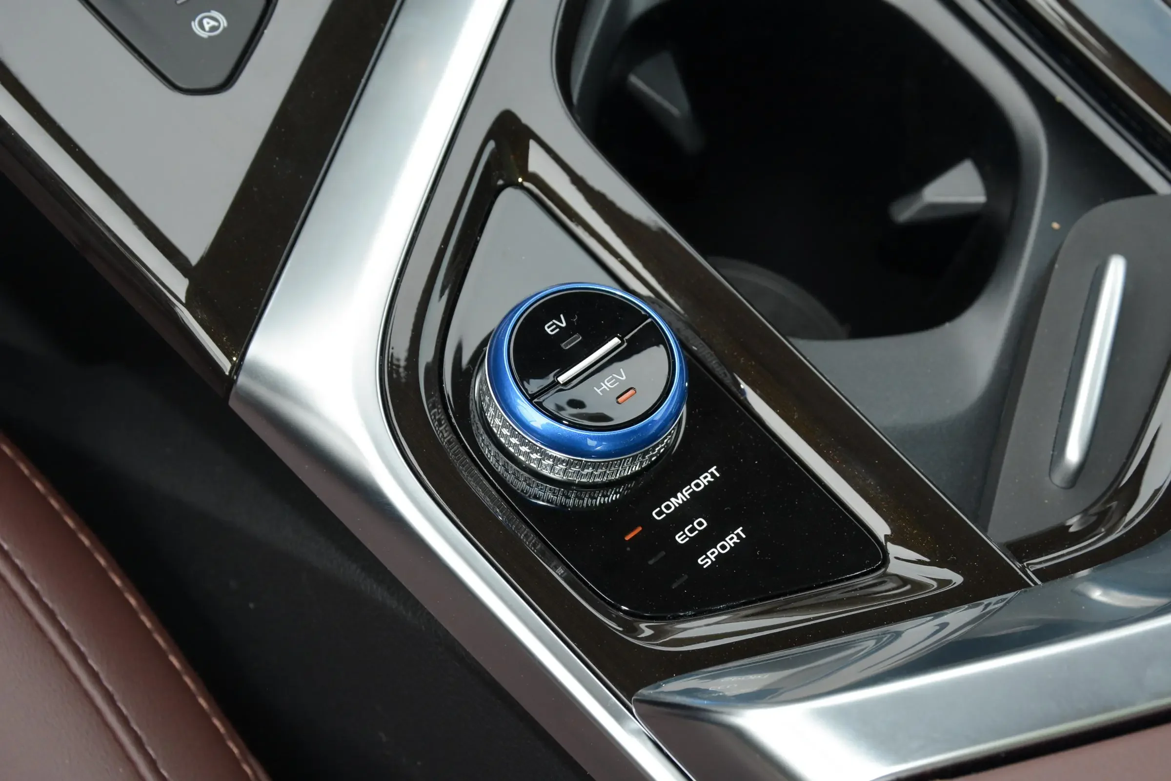 Direct factory price hybrid vehicle Geely Jiaji PHEV Left steering high speed petrol auto 6-seater electric MPV new cars