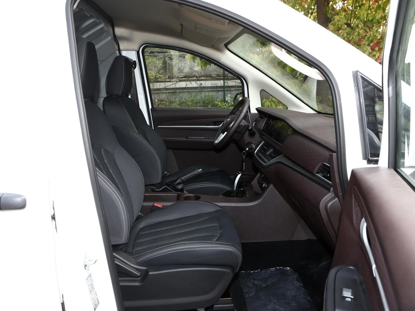 2023 Chinese brand BAW New Energy fast electric car MPV Luxury EV Car